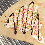 カラーチョコスプレーホイップ（クレープ喫茶レピドプテラ）