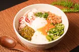 【疲労回復効果に期待】鶏ムネ肉のヘルシーネバトロ丼(豊洲市場直送魚介のネバとろ丼専門店 漬けとろ亭)