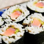サーモンサラダ巻き Salad Wrapped with Salmon(そば居酒屋るちん)