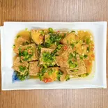 ĐẬU XỐI HÀNH 揚げ豆腐のネギ 油がけ（PHO MIN）