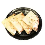 チーズガーリックナン(Cheese Garlic Nan)（インドレストラン＆バー ディヤ）