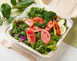 丸ごとトマト＆ケールと12品目野菜サラダ Tomato＆Kale Salad（ヘルシー＆グリル マドズ 神田淡路町店）