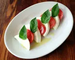 水牛のモッツァレッラとフルーツトマト、カプレーゼ Caprese（トラットリア・ピッツェリア・アミーチ）