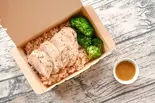 【タンパク質29.5g】ハーブチキンくん(鶏胸肉)の玄米丼 【Protein 29.5g】 Herb Chicken-Kun and Brown Rice（鶏胸肉とブロッコリー チキンブラザーズ 新宿店 Chicken Brothers Shinjuku）