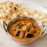 ナスとチキンのカレーとナン（インド料理ウッタム）