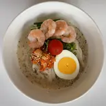 エゴマ豆乳冷麺(海老と自家製キムチ)（冷麺とチヂミの店 면면(ミョンミョン)）