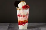 クッキー＆苺ミルクアイスパフェ(600ml)Cookie ＆ Strawberry Milk Ice Parfait（パフェBar「YORUYORU」 南6条西）