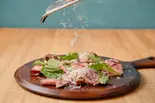 牛タンの低温調理（原価ビストロチーズプラス名古屋錦店）