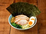 特松ラーメン(チャーシュー4枚・薬味ネギ・ホウレン草・ノリ6枚・味玉1個)（横浜家系ラーメン 松壱家）