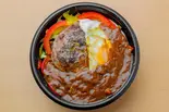 鳥益のロコモコ丼(特製カレーソース)(鳥益 牛肉100%ハンバーグ使用)（鳥益）