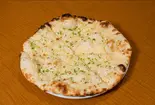 ガーリックチーズナン garlic cheese naan(ザ・コックハウス INDIAN RESTAURANT THE COOK HOUSE)