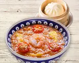 海老とチーズのトマトのおかゆ＆肉まんセット（店内炊き上げ おかゆ専門店 粥餐庁(かゆさんちん) KITTE博多店）