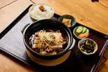 じっくり煮込んだ肉豆腐と具だくさんの豚汁弁当（パーラー躙口）