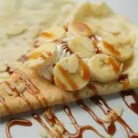 バナナと琥珀キャラメルのナッツかけBanana, caramel and cinnamon crepes（甘味処くれーぷ よって屋）