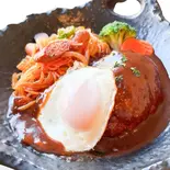 メガバーグ＆ナポリタンスパゲッティ (目玉焼き付き)（【menu限定価格商品あり】カリーWEST百名店2020 いずみバーグ 御幣島店）