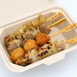 焼き鳥串4種盛り合わせ(塩)（スムージー＆タコライス 農Cafe and Marche(農カフェアンドマルシェ)東新宿店）