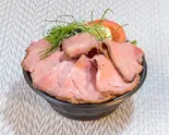 熟成ローストビーフ丼（SALADA WEEK）