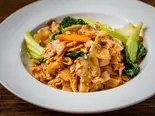 57 クッティオパットシーユームー(豚肉入り焼ききし麺)（タイ料理 ウライワン）