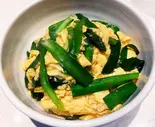 ニラ玉丼（王道中華 だいはちっこ）