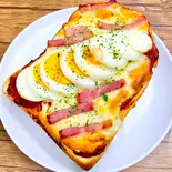 ビスマルク・ピザトースト（パンとスープ。Cafe Karanos[カラノス]）