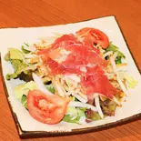 生ハムと玉ねぎサラダ（満洲園 餃子酒場）