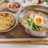 水冷麺とハーフチヂミ（韓国家庭料理プゴク専門店テグ）