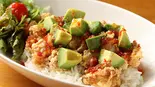 おすすめアボカドフライドチキンライス丼(肉バルVERDE)