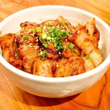 キュンです！豚バラ丼（焼肉ホルモンぺごぱ別館蒲田店）