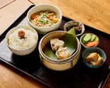 手包みジャンボシュウマイと具だくさんの豚汁弁当（パーラー躙口）