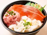 91 サーモンねぎとろ縁側丼(魚丼 西新テングッドシティ店)