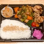 鶏肉とブロッコリーの甘酢あんかけ弁当（キッチン まごころ(副菜が変更する場合があり)）