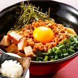 【チョイ辛】台湾まぜそば +角チャーシュー (ミニミニ追飯付き)（油そば・台湾まぜそば専門店 土佐堀 麺屋じろう）