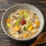 豚汁粥(豚肉・さつまいも・かぼちゃ・大根・ネギ・ごぼう・れんこん・玉ねぎ・みそ・しらたきなど) 梅干付（風邪・胃腸炎の回復に お粥小屋 健康お粥専門店）