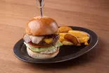 ベーコンチーズバーガー（黒毛和牛バーガーブラッカウズ）