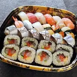 おまかせ握り12貫と海鮮巻きとトロさばの棒寿司のセット（魚河岸のすし えびす 水道筋店）