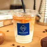 アイスカフェラテ (Size / R) Iced Cafe Latte (Size / R)（PASSAGE COFFEE）