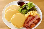 ベーコンとスクランブルエッグのパンケーキ(サラダ+スープ付)（gram 大須店）