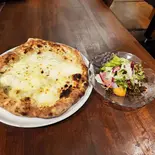 割引中シェアセットD～ピッツァクワトロフォルマッジ【ハチミツ付き】と神奈川県野菜のグリーンサラダ～Value set（Pizzeria Regista）