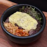 カルビチーズ丼（焼肉と鉄鍋 七）