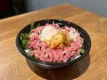 ローストビーフのユッケ丼（肉と米 焼肉 えびす）