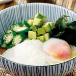 アボカドの山かけ温玉 冷しうどん（名物！出汁の効いたカレーうどん新中野 亀一）