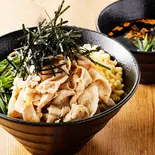 名物 ワシワシガシガシ食べる！ ラー油で食べる  肉蕎麦（太くて硬い蕎麦を、ワシガシ食べる！新感覚！ラー油つけ蕎麦 土佐堀佐々木）