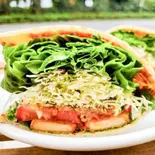 ヴィーガンスパイシーレッドチキンサンド  Vegan Spicy Red Chicken Sandwich（アンドサンドイッチ）