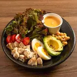 【当店女性客人気No.2】チキンコブサラダ(EAT Healthy Food Cafe)