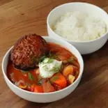 ハンバーグボルシチカレーBorscht Curry with Hamburger Steak（トットマン食堂のボルシチカレー）