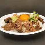 たぶん牛焼肉を越えた存在なんだと思います。中トロ鮪を使った焼肉メガ(新鮮な卵黄つき)（【大トロ/中トロの鮪(まぐろ)専門】bento ya Donmaru/丼丸 sushi bento vendor/tuna expert/Donmaru）