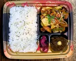 鶏唐揚げとタマナーの島ラー油ちゃんぷるー弁当（隠れすぎな居酒屋食堂 てぃーち）