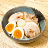 炙りチャーシュー丼(チャーシュー3枚、味玉1個、にんにく)（ご褒美チャーシュー丼 ぶた丸）