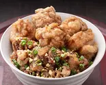 牛ガーリック焼肉＆唐揚げ丼 Garlic Grilled Beef ＆ Fried Chicken Rice Bowl（腹ペコ丼番長）