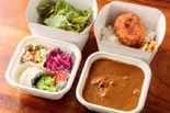 【弁当】メンチコロッケ カレー(サラダと小鉢付)(RESTAURANT MAMA.)